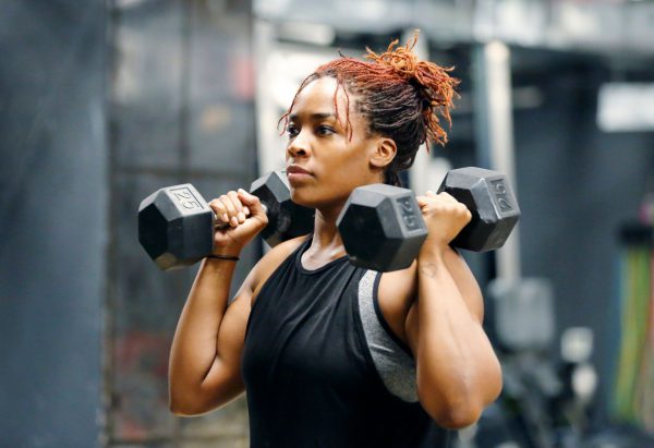 krachttraining fitness spieren bodybuilding werken met gewichten schema voor afvallen