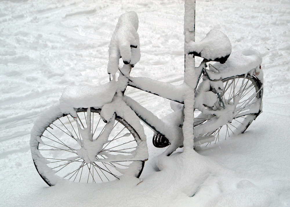 Tips om veilig door de sneeuw te fietsen. Is fietsen in de sneeuw gevaarlijk? Kan ik fietsen met sneeuw? Hoe fietsen ind e sneeuw? Fietsen in de winter.