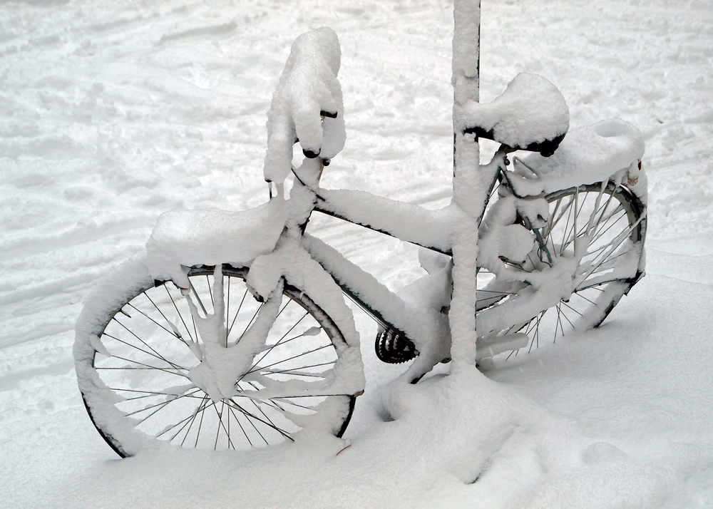 Tips om veilig door de sneeuw te fietsen. Is fietsen in de sneeuw gevaarlijk? Kan ik fietsen met sneeuw? Hoe fietsen ind e sneeuw? Fietsen in de winter. elektrische fiets