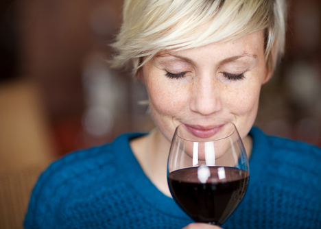 Wine makes you more attractive, don't drink wine when you have a cold