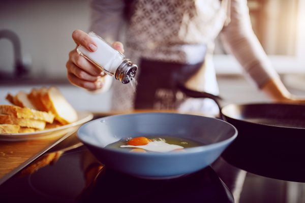 Wat mag je eten bij een zoutarm dieet? Hoeveel zout mag je bij een zoutarm dieet?