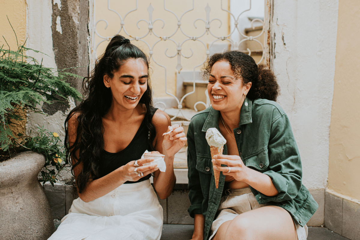 Twee vrouwen eten een ijsje op vakantie