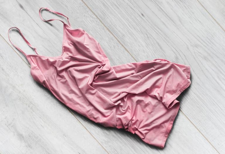 7 manieren om kreukels uit je kleren te krijgen zonder