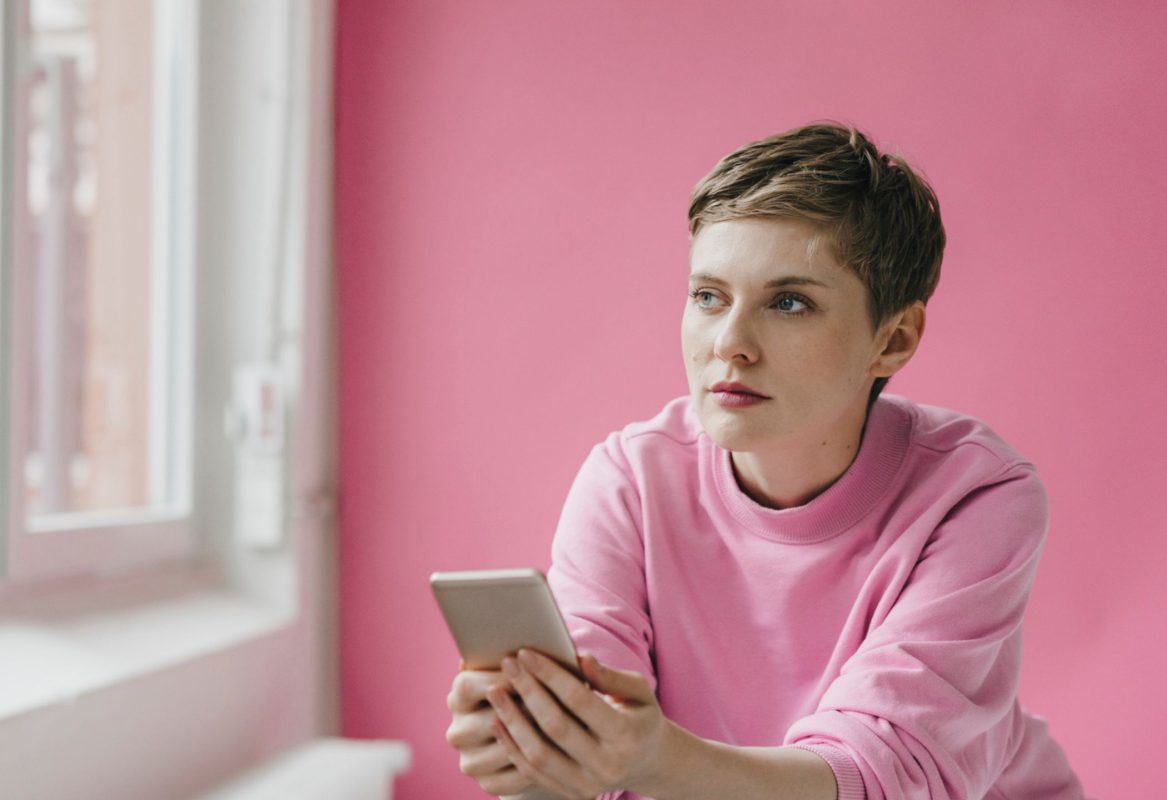 Vrouw Roze Telefoon opruimen stress