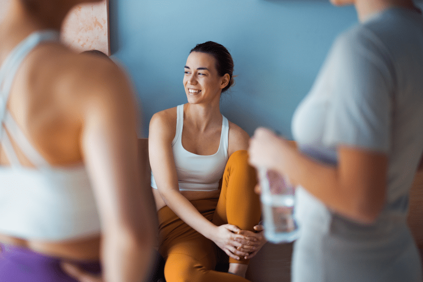vrouw die hardloopt versus vrouw die gewichten heft - cardio of krachttraining