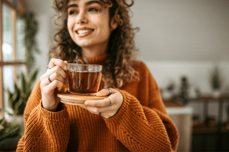 Vrouw drinkt thee
