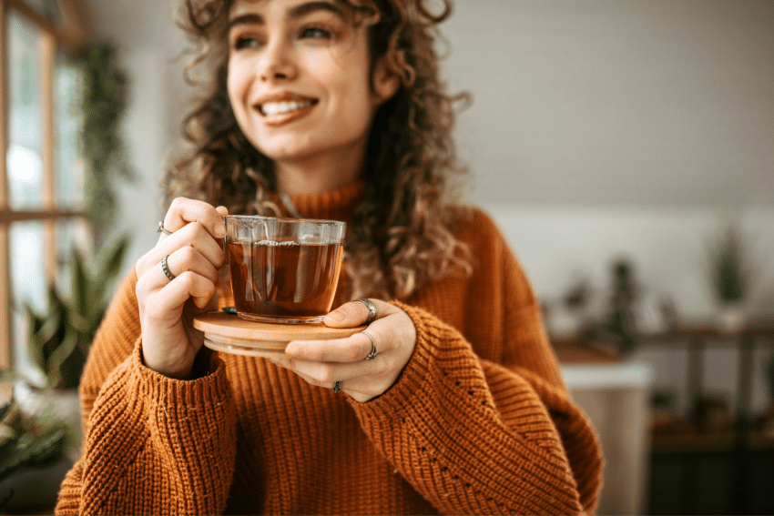 Vrouw drinkt thee