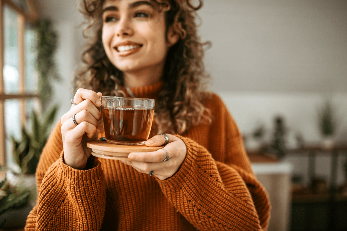 Vrouw drinkt thee