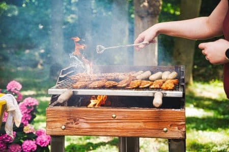 Vrouw Legt Vlees Op Barbecue