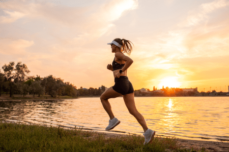 vrouw aan het sporten In de zomer