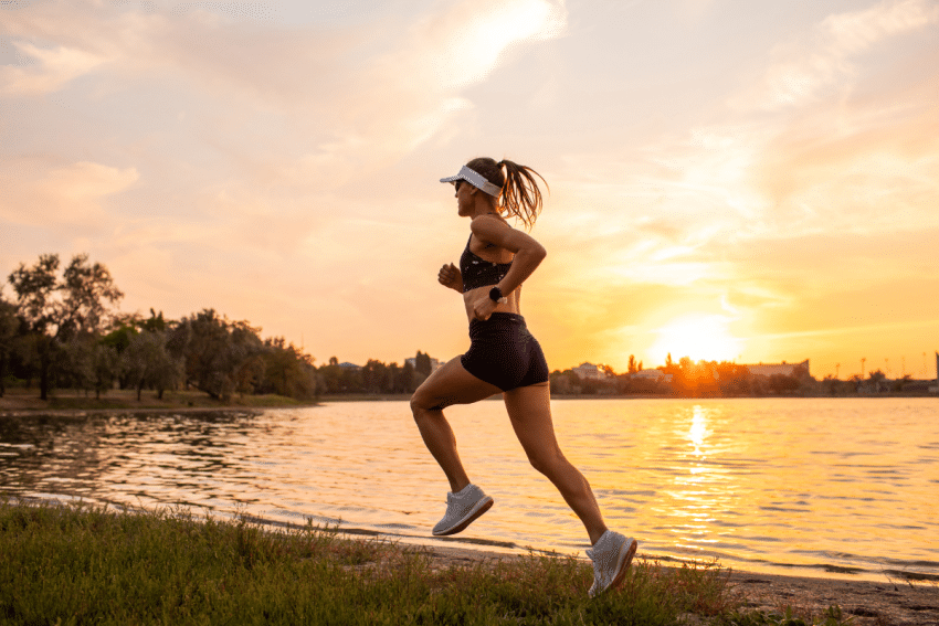 vrouw aan het sporten In de zomer