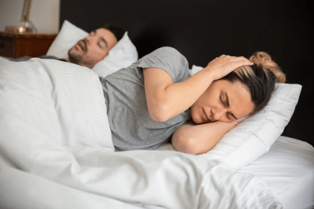 vrouw en man in bed snurken