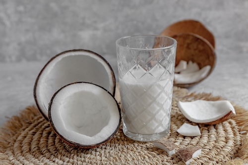 Wat is gezonder: kokosmelk of kokoswater? Is kokosmelk uit blik gezond?