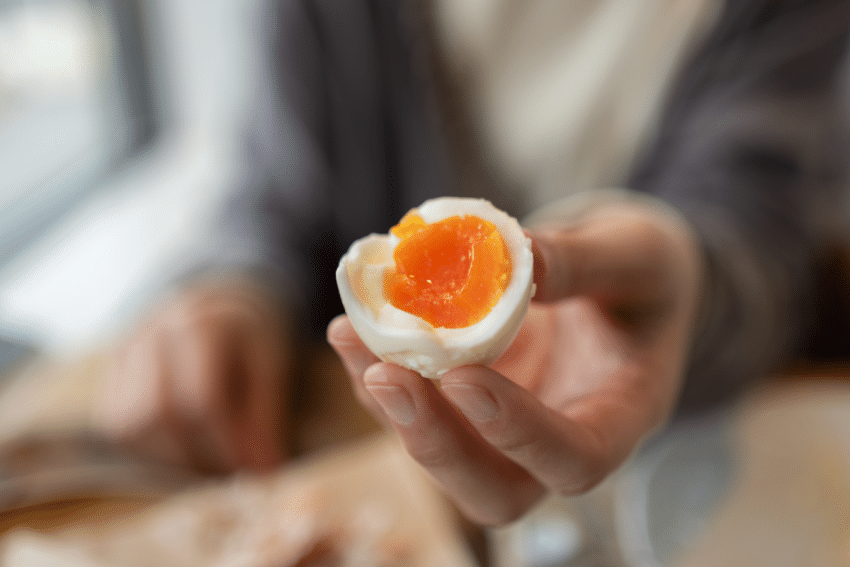 Vrouw heeft gekookt ei vast