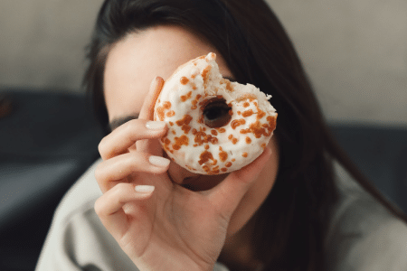 Vrouw met donut
