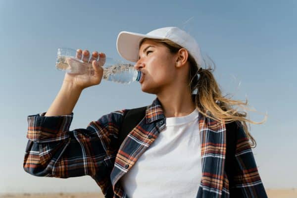 Vrouw Drinkt Water Voor Goed Geheugen
