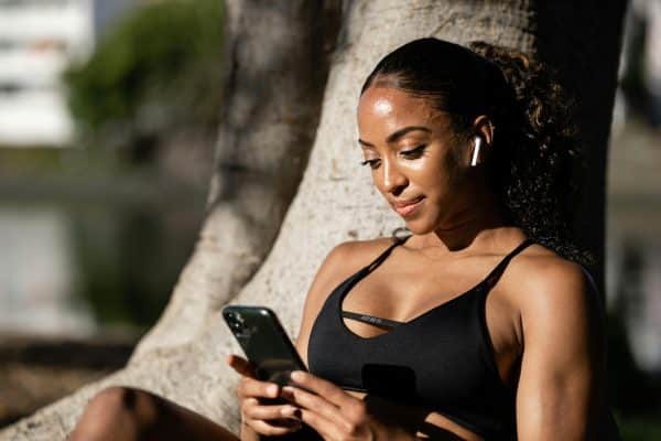 Vrouw Scrollen Op Telefoon