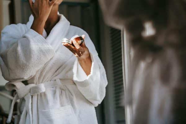 Vrouw Haalt Make Up Weg