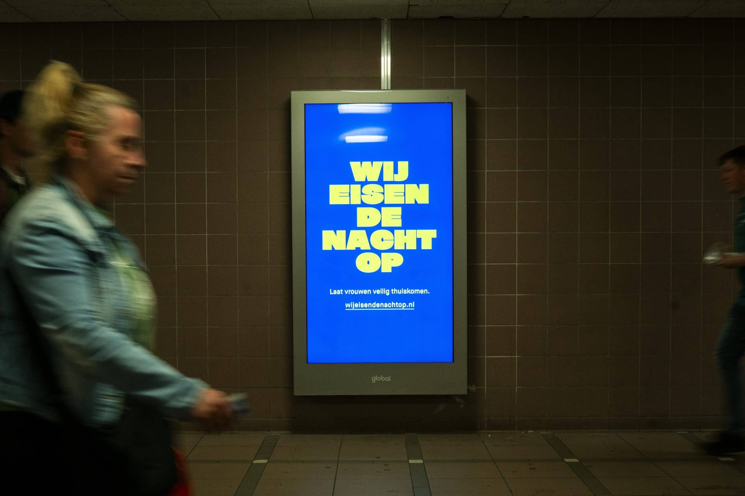 Boodschap 'wij Eisen De Nacht Op' Zichtbaar Op Treinstations