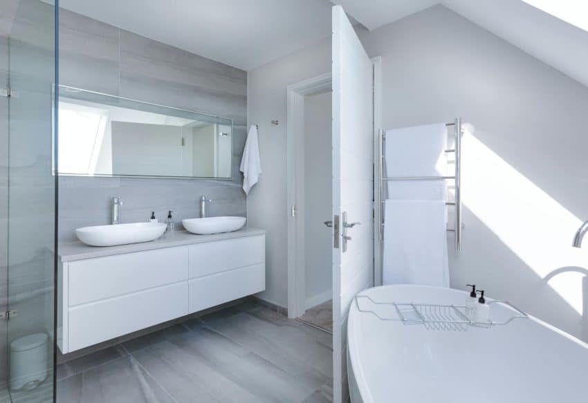 Witte Badkamer Met Twee Wastafels