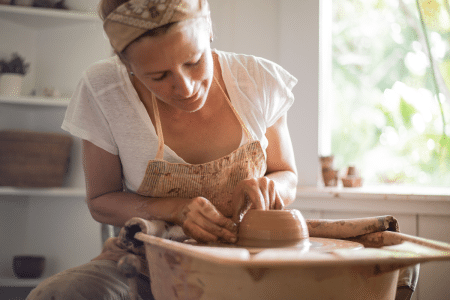 Vrouw is aan het kleien als hobby