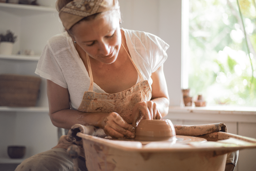 Vrouw is aan het kleien als hobby