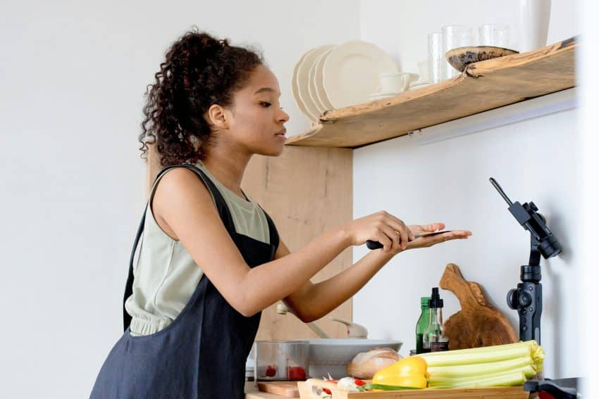 Vrouw Kookt In De Keuken