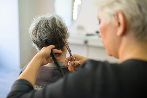 Vrouw Met Grijze Haren Zit Bij De Kapper