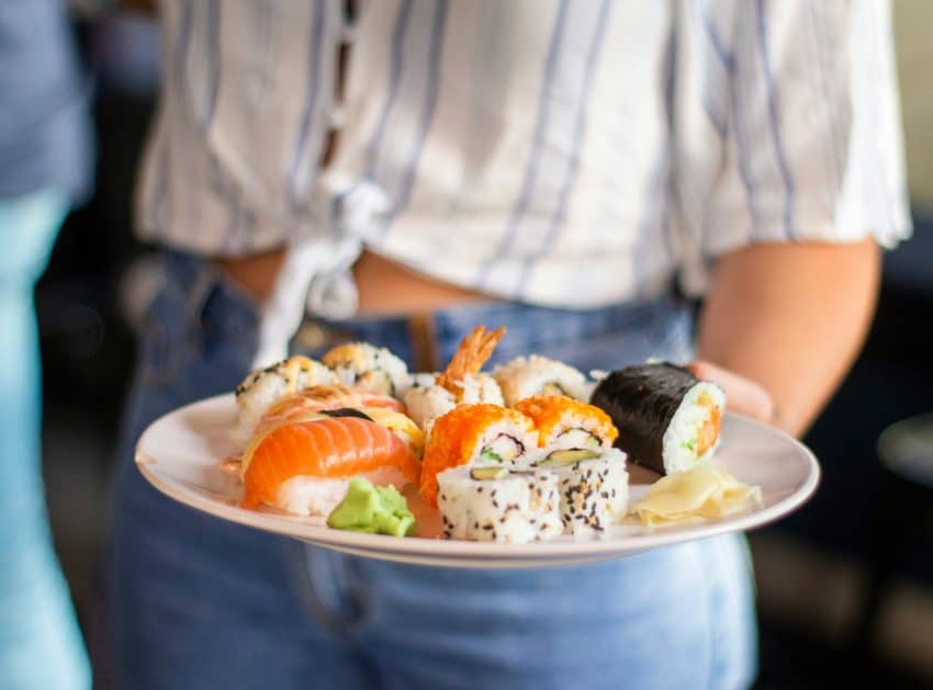 Vrouw Houdt Bord Met Sushi Vast
