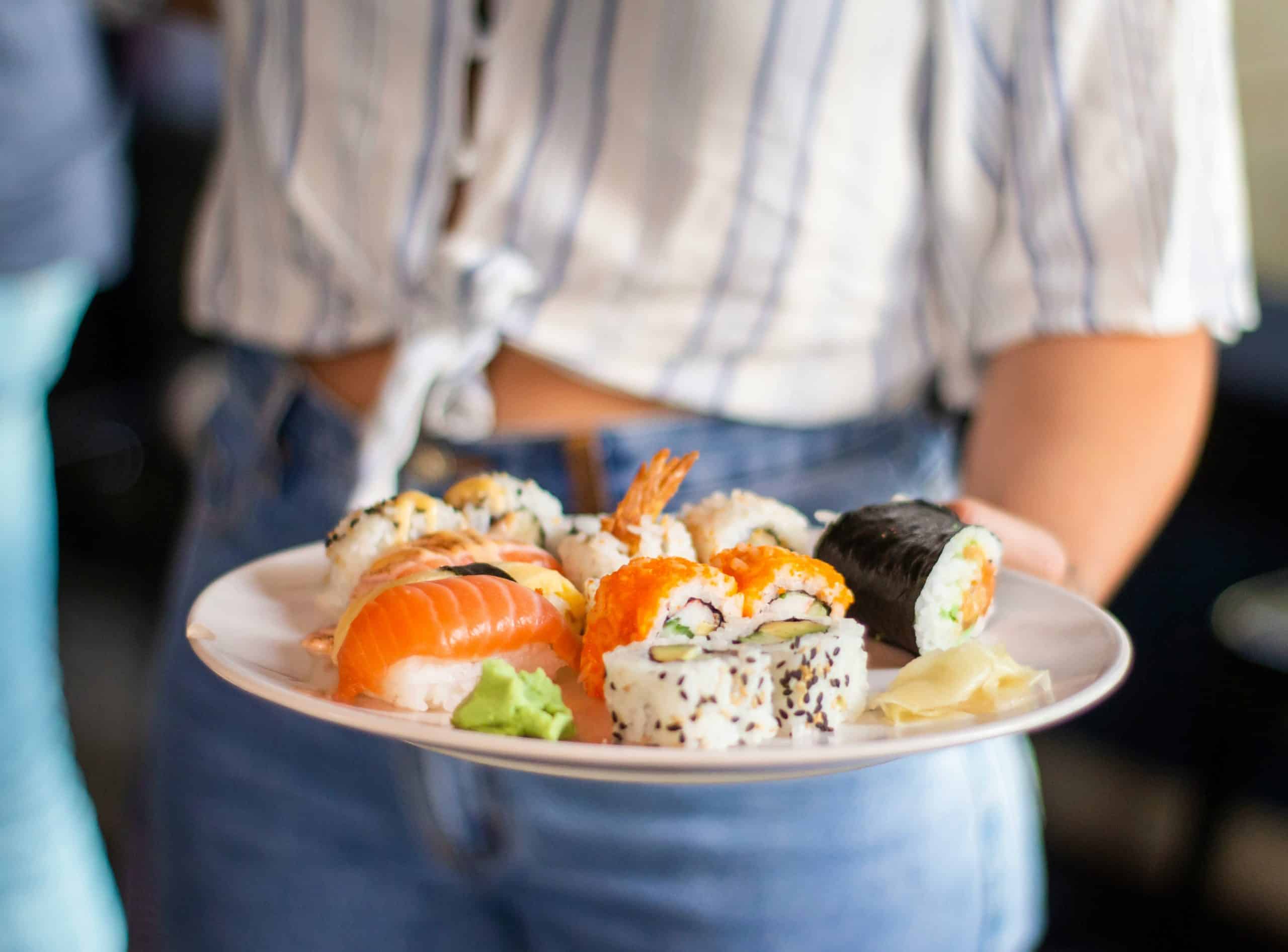 Vrouw Houdt Bord Met Sushi Vast