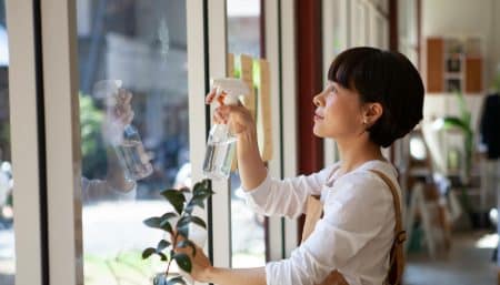 Vrouw Wast Ramen Zonder Strepen