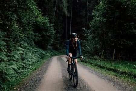 Vrouw die fietst in het bos - fietsroute