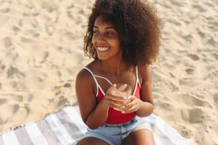 Vrouw Drinkt Drankje Bij Warm Weer