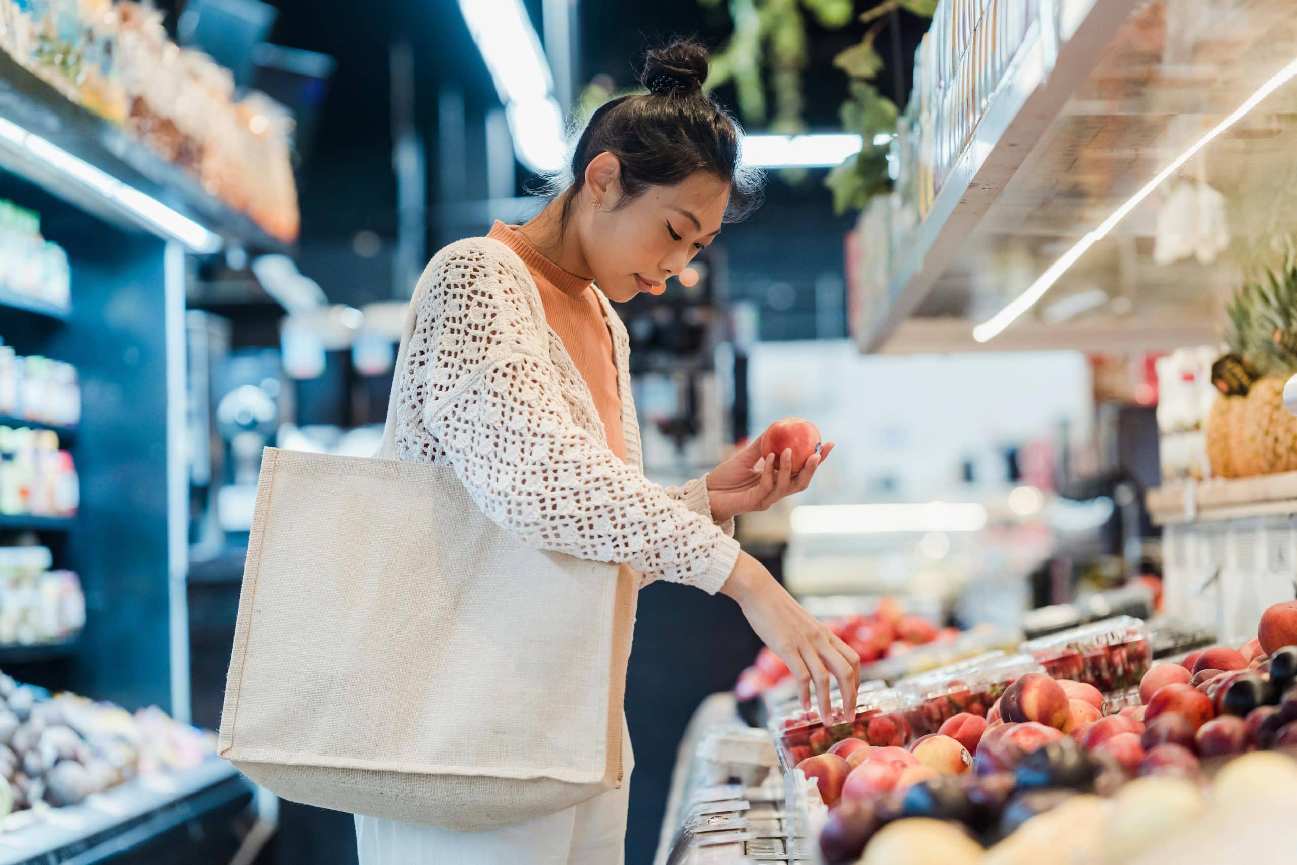 Vrouw Koopt Biologisch Eten In De Supermarkt