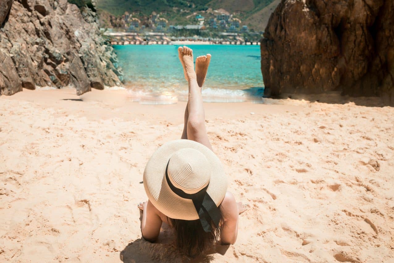 Vrouw Op Vakantie Op Het Strand