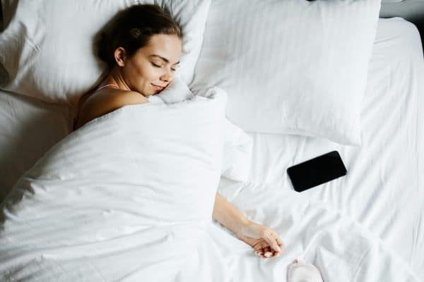 Vrouw Slaapt Met Nat Haar
