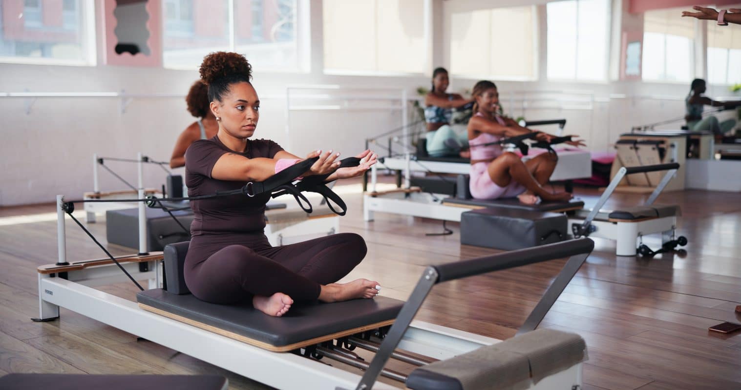 vrouw doet aan pilates