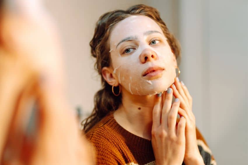 Vrouw doet gezichtsmasker op - sunday reset