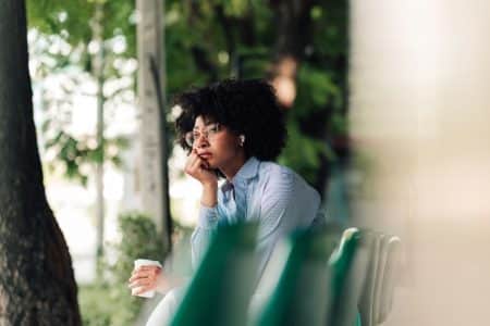 Vrouw die rust neemt