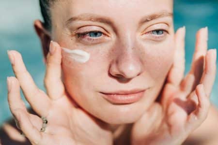 vrouw met zonnebrand op gezicht
