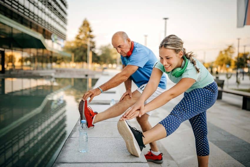 Sportieve vader en dochter samen sporten - vaderdaguitjes