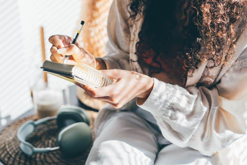 Vrouw met to do list voor overzicht