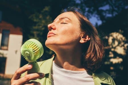 Vrouw met ventilator - warme dagen
