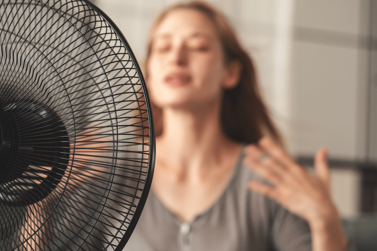 vrouw zit voor ventilator