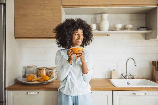 Vrouw staat in schone keuken