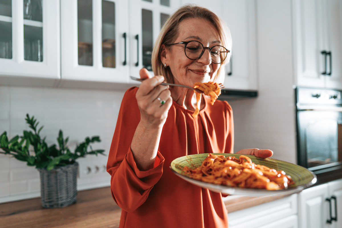 Vrouw eet koolhydraten