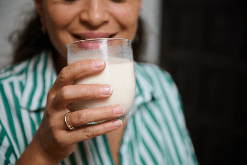 Vrouw drinkt een glas melk