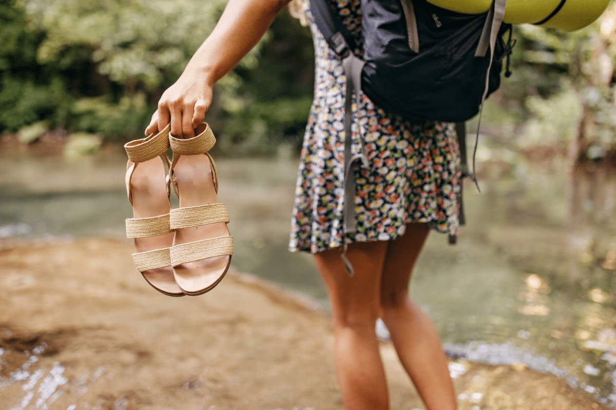 Vrouw draagt sandalen in zomer