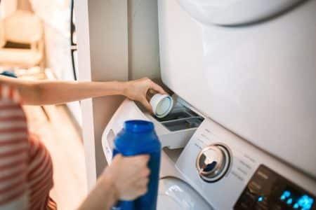 Vrouw Doet Wasmiddel In Wasmachine
