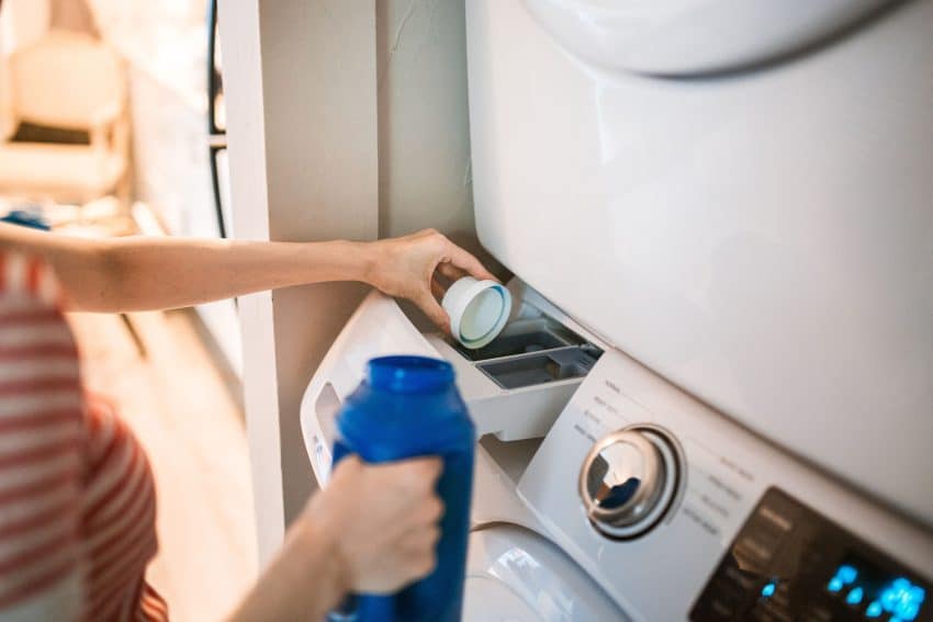 Vrouw Doet Wasmiddel In Wasmachine